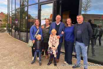 VERKIEZINGSDAG. Kapellen. Dirk Van Mechelen (Open Vld) brengt zijn stem uit met familie: “Het werk van een burgemeester stopt ook op verkiezingszondag niet”