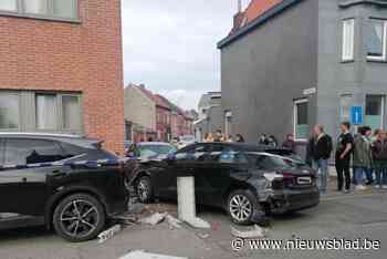 Twee personenwagens botsen in Knikkerstraat. Buurt valt zonder stroom