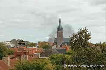 Carport met zonnepanelen vat vuur: rookpluim van ver te zien