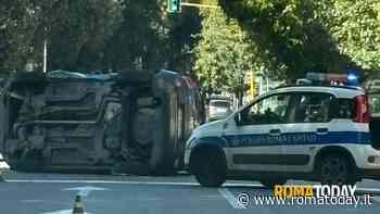 Incidente su viale Marconi, scontro tra due auto. Una finisce ribaltata