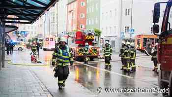 Wohnung in Rosenheimer Innenstadt brennt komplett aus: Sechs Personen verletzt