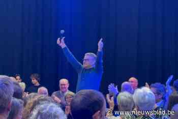 Evenementenhal Joc Wijland in Puurs-Sint-Amands overladen vol voor speech burgemeester Van den Heuvel