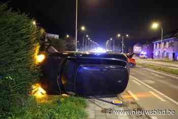 Invoegmanoeuvre loopt mis, twee auto’s botsen op brug