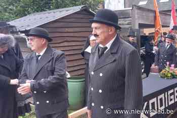 “Laat ons niet links liggen, Kortrijk”: deelgemeente symbolisch ten grave gedragen