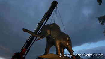 „Elefantenbeben“ in Bad Aiblings Garten Eden: Das steckt hinter der bronzenen Riesenstatue