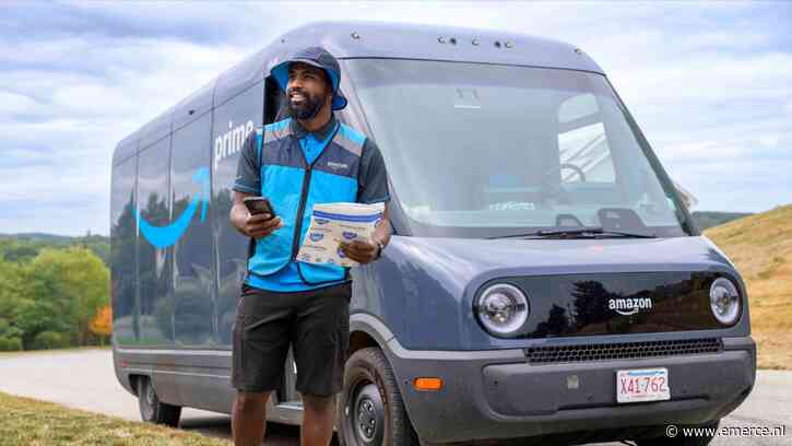 Handscanner Amazon-bezorger wijst hem bezorgpakjes aan