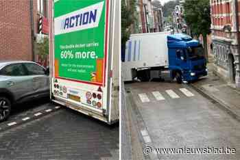 Trucker negeert verbod, rijdt zich muurvast en beschadigt geparkeerde wagen