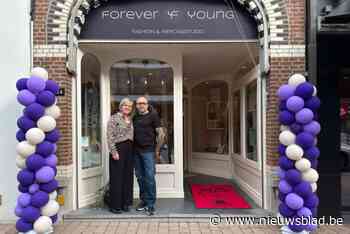 Koen (51) en Sophie (43) openen ‘Forever Young’ waar je zowel kleren als piercings kunt kopen: “De naam sluit perfect aan bij onze energie”