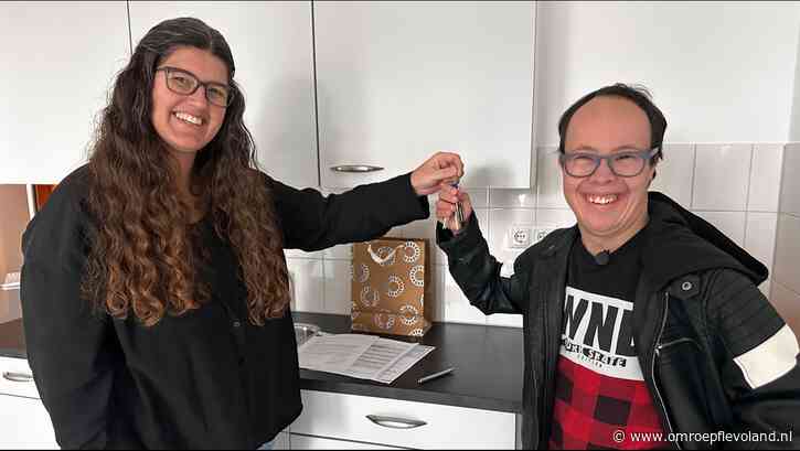 Almere - Nordin (27) gaat ondanks zijn beperking eindelijk op zichzelf wonen: 'Ik ga hem wel missen ja'
