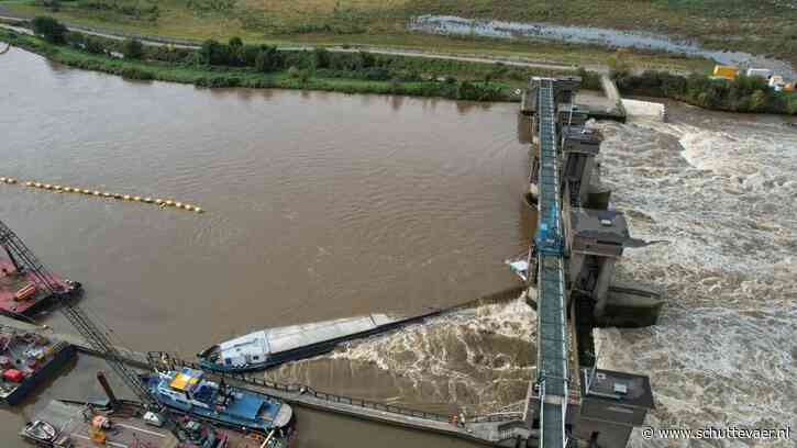 Hebo bergt maandagavond gezonken schip bij stuw Borgharen