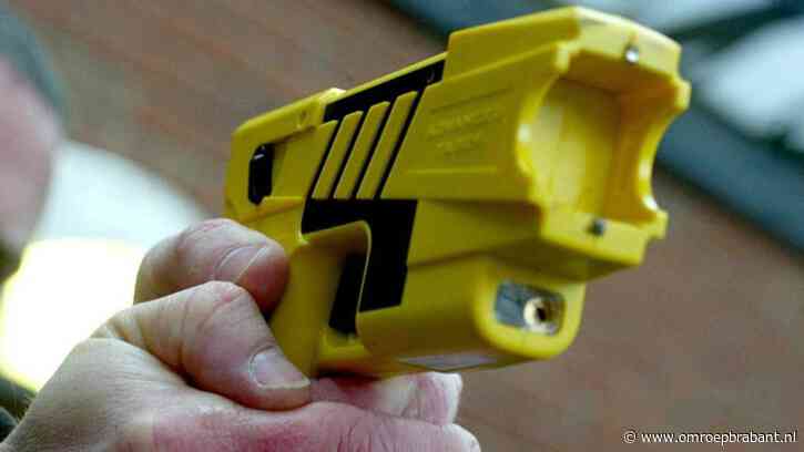 Op heterdaad betrapte inbreker wordt met taser in de boeien geslagen