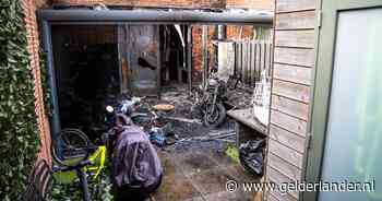 Accu's niet ‘s nachts aan lader, zegt brandweer: ‘Twee stepjes aan één verlengsnoer is echt gevaarlijk’