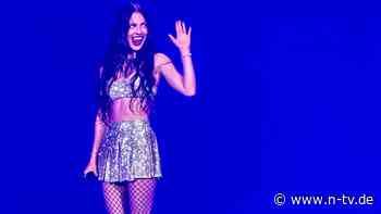 Schreckmoment in Melbourne: Olivia Rodrigo stürzt in Loch auf der Bühne