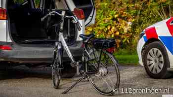 Lijnbus en fietser botsen op de Hereweg in Bierum