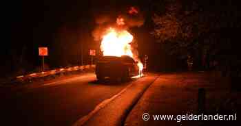 Auto vliegt in brand midden op de weg: bestuurder op tijd uit het voertuig