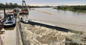 Vrachtschip bij stuw Maastricht wordt dinsdagochtend losgetrokken