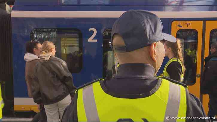 Almere - 43 zwartrijders betrapt tijdens grootscheepse controle op Almere Centrum