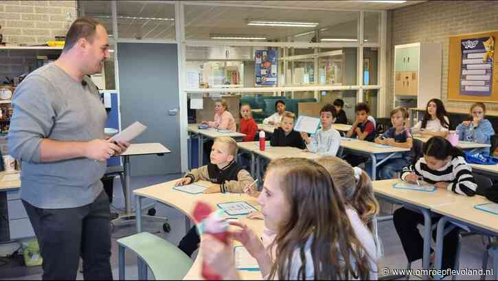 Almere - Onderwijsassistent Darren is nu 'echt' meester: verkort Pabo-traject helpt tegen lerarentekort