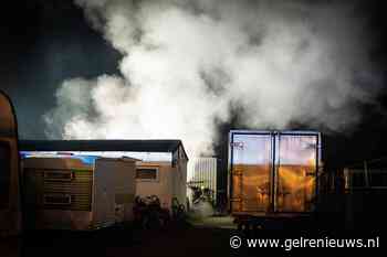 Boot en auto in brand bij caravanhandel