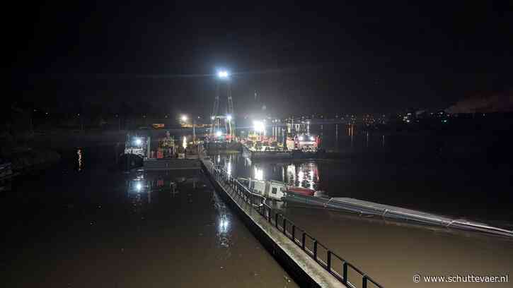 Vrachtschip bij stuw Maastricht wordt dinsdagochtend losgetrokken