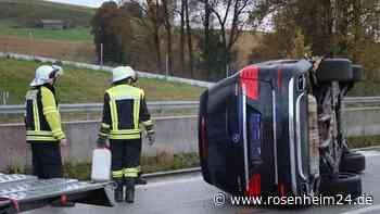 Anhänger kommt ins Schlingern: Auto prallt gegen Heck von Kleintransporter