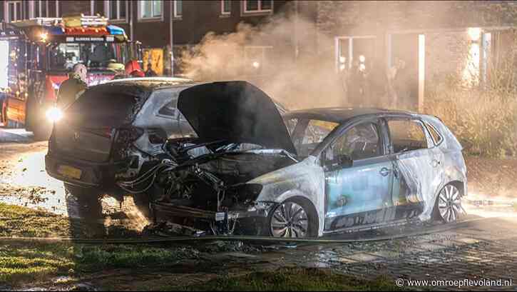 Almere - Twee auto's in vlammen opgegaan in Almere Oosterwold