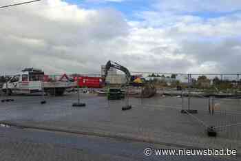 Aannemer gestart met afgraven van site Roefs in Den Hout