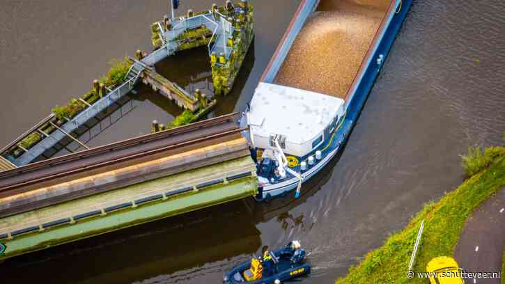 Scheepvaart over de Gouwe bij geramde brug Alphen aan den Rijn hervat