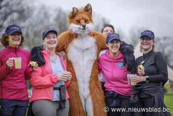 Deelnemers aan Run for Nature lopen door Vriezenbroek en Steentjesbos