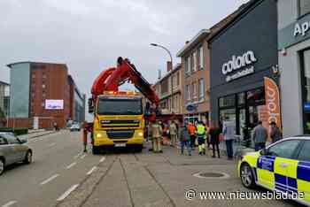 UPDATE. Onderzoek naar zinkgat in Sint-Truiden nadat vrachtwagen door weg zakt