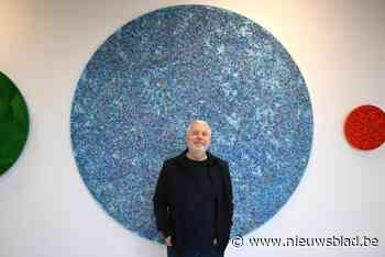 Kris (57) maakt droom waar en opent eigen kunstgalerie: “Mijn werk moet je kunnen zien én voelen”