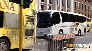 Bus turistici via dal centro di Roma, se l'aumento delle tariffe non basta si passerà alle "maniere forti"