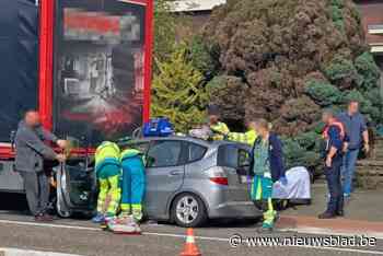 Auto rijdt tegen stilstaande vrachtwagen in Sint-Truiden: bestuurster (61) gekneld