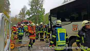 Schwerer Unfall bei Bad Liebenzell: Mehrere Verletzte, B 463 stundenlang gesperrt, Erdreich verseucht