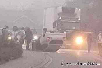 Wagen komt op dak terecht, bestuurder ongedeerd