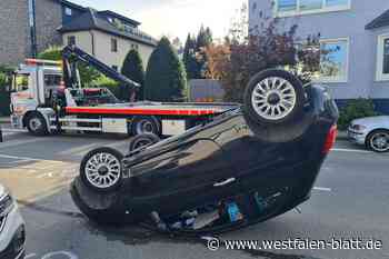 Auto bleibt nach Aufprall auf dem Dach liegen