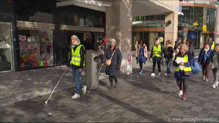 Almere - Winkelend publiek ervaart in Almere hoe het is om slechtziend te zijn, 'Gewoon eng'