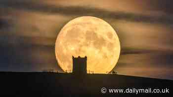 Stunning Hunter's supermoon will dazzle in the sky this week - here's the best time and place to see it