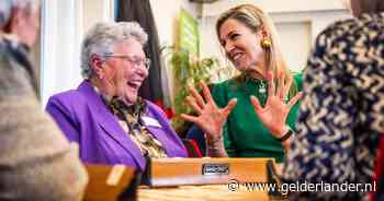 Koningin Máxima blijkt verzot op Rummikub en breekt in bij potje van groepje 90-plussers