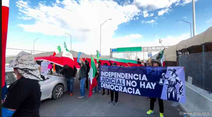Mexican court workers block traffic at US port of entry