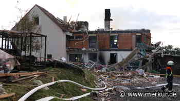 Wohnhaus steht nach Explosion in Flammen – Bewohner vermisst