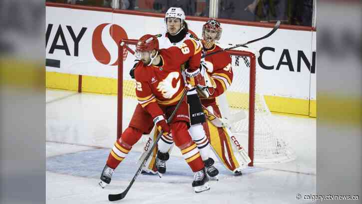 Coronato scores twice, unbeaten Flames edge Blackhawks 3-1