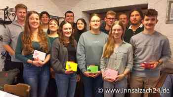 Ehrungen in Kirchdorf: Bürgermeister Christoph Greißl zeichnet herausragende Absolventen aus