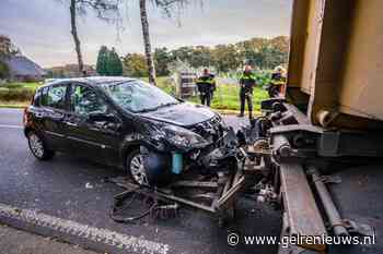 Automobilist botst op trailer