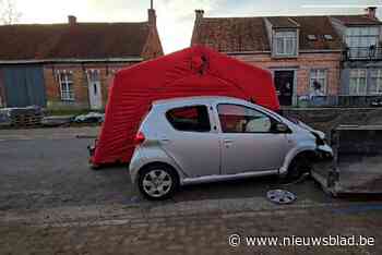 Auto rijdt in op container: bestuurder overleden