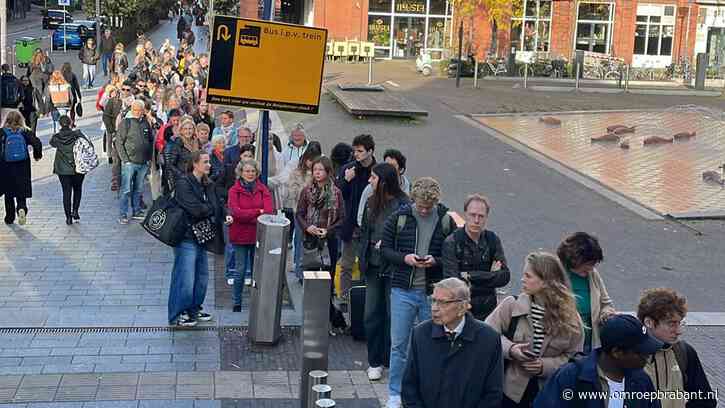 Enorme wachtrij op station Den Bosch, want er rijdt geen trein naar Utrecht
