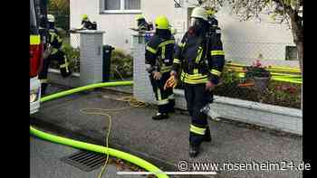 Starke Rauchentwicklung in Gebäude in Waldkraiburg - Hund aus Haus gerettet