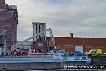 Man ernstig gewond na val in schip