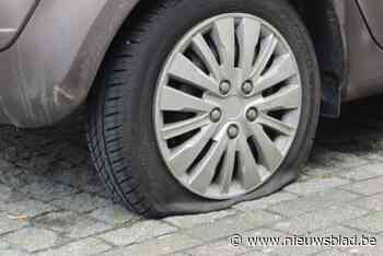 Drie banden van auto lekgestoken