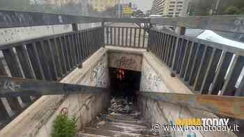 Incendio nel sottopasso: bruciano stracci e rifiuti sotto il ponte. Fumo su Nomentana e tangenziale